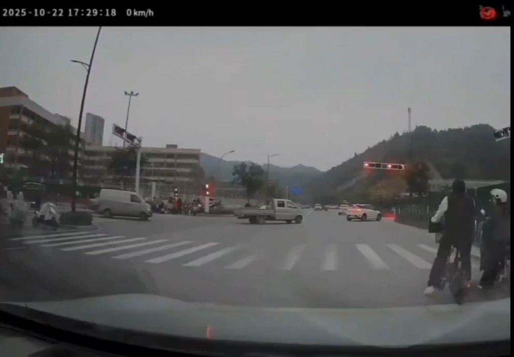 白色私家車撞入等過馬路的人群，造成嚴重傷亡。Ｘ