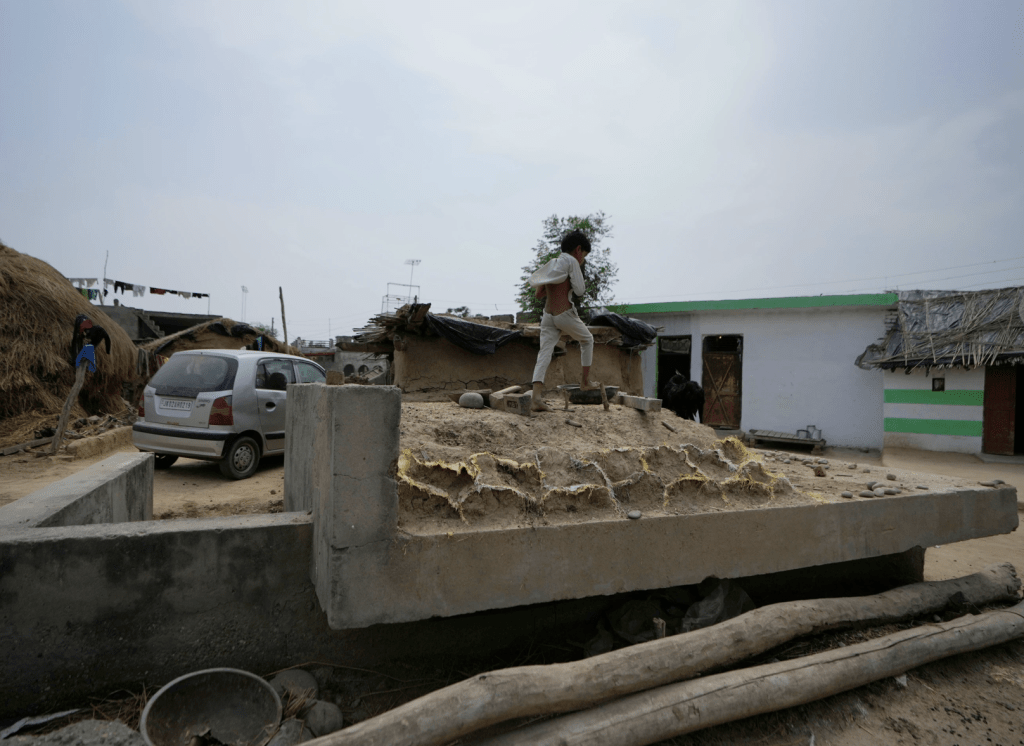 印度週三（5月8日）凌晨向巴基斯坦控制區多處發射導彈，造成至少3人死亡，包括一名兒童。美聯社