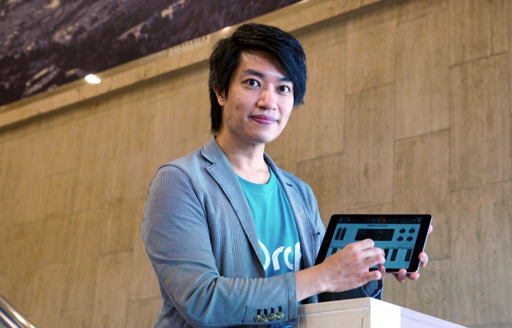 ●e-乐团创办人梁智轩博士iPad不但方便携带，学习易上手，更可以降低学习音乐的门槛。