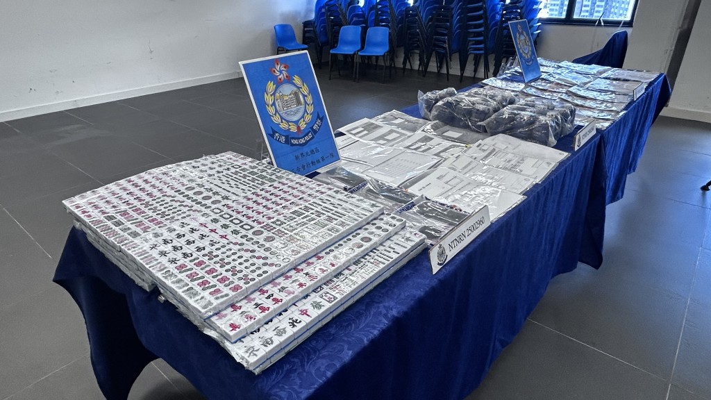 警方展示證物。 警方展示證物。