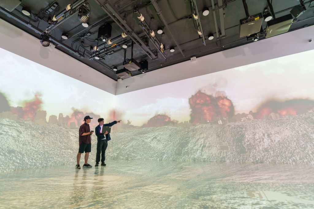 《戰爭的迴聲》團隊感謝都會大學的270度沉浸式CAVE系統助他們發揮創意，為觀眾創造出不同的感觀體驗。