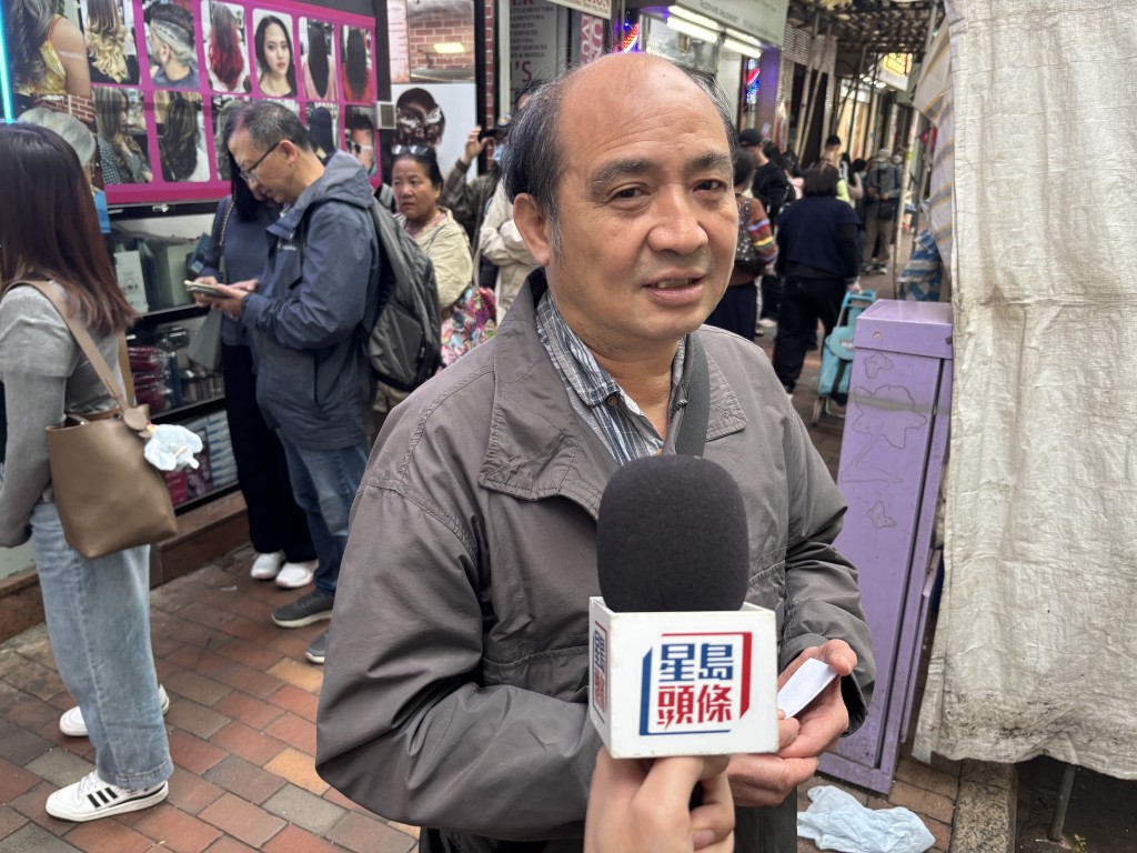 市民王先生特意前來買金。