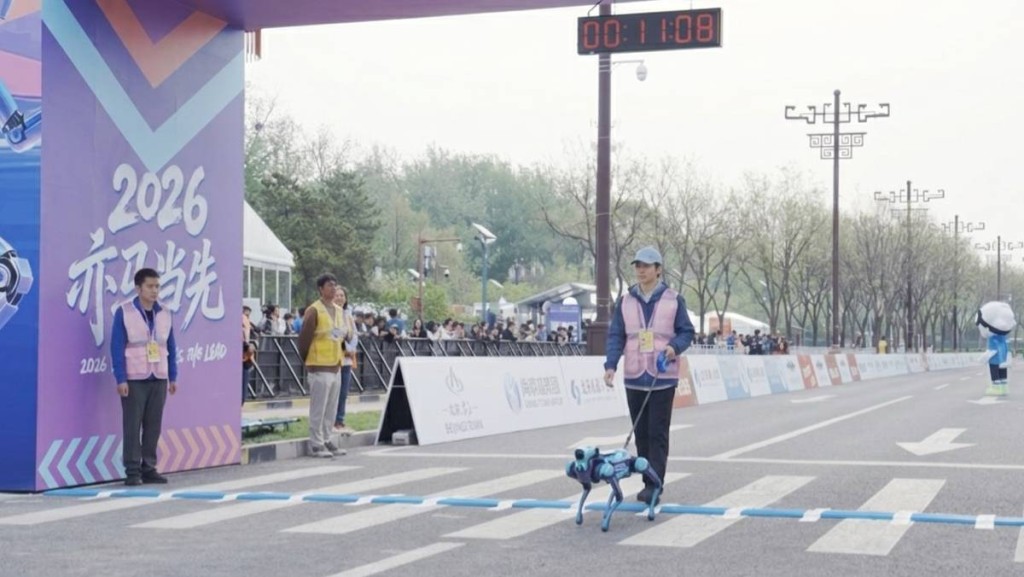 高德四足機械人「途途」亮相馬拉松 可助視障人士規避障礙