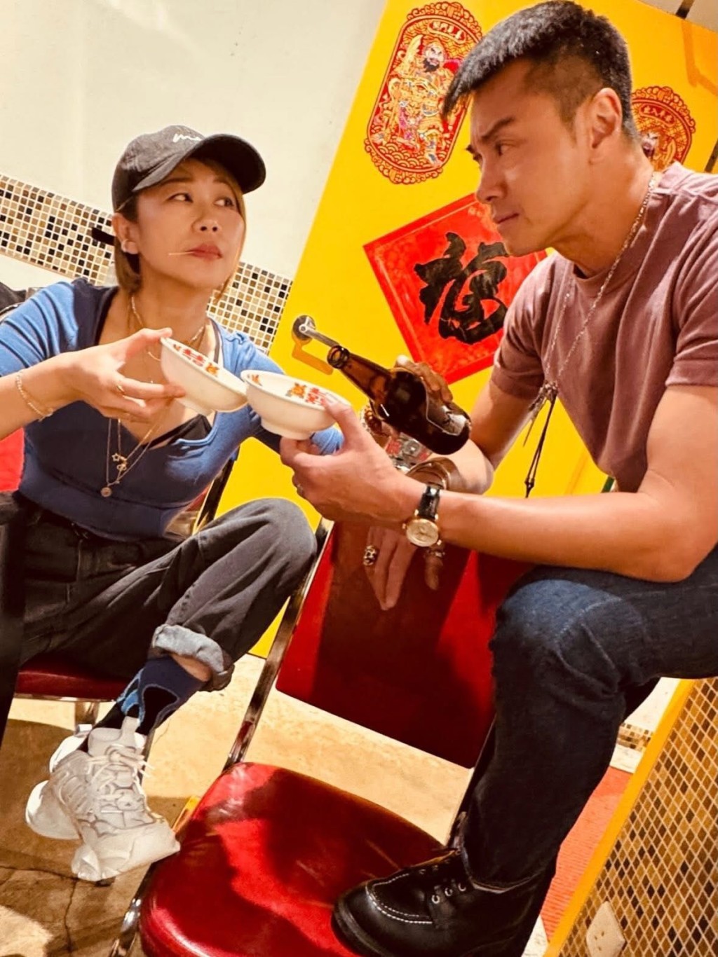 黄浩然与太太庆祝“瓷婚”。