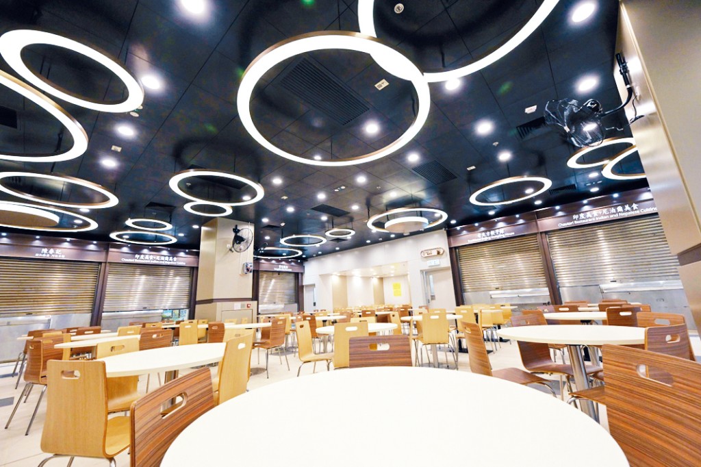 2024年於皇后街熟食市場試行的「優化攤檔項目」，施工期介乎6至12個月，復業後人流顯著上升。