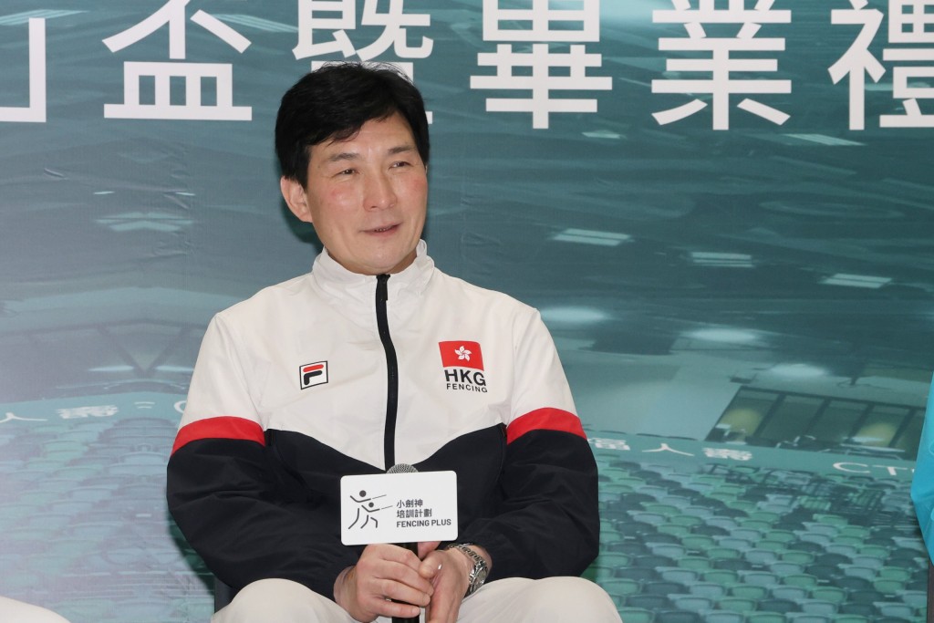 港隊總教練鄭兆康對香港青少年劍擊代表近年的成績感到滿意。徐嘉華攝