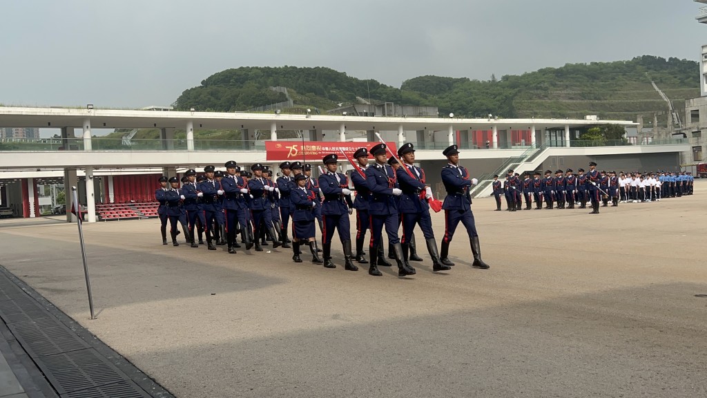 消防處今（28日）早上舉行消防及救護青年團大匯操，慶祝國慶75周年，保安局局長鄧炳強擔任檢閱官。林思明攝