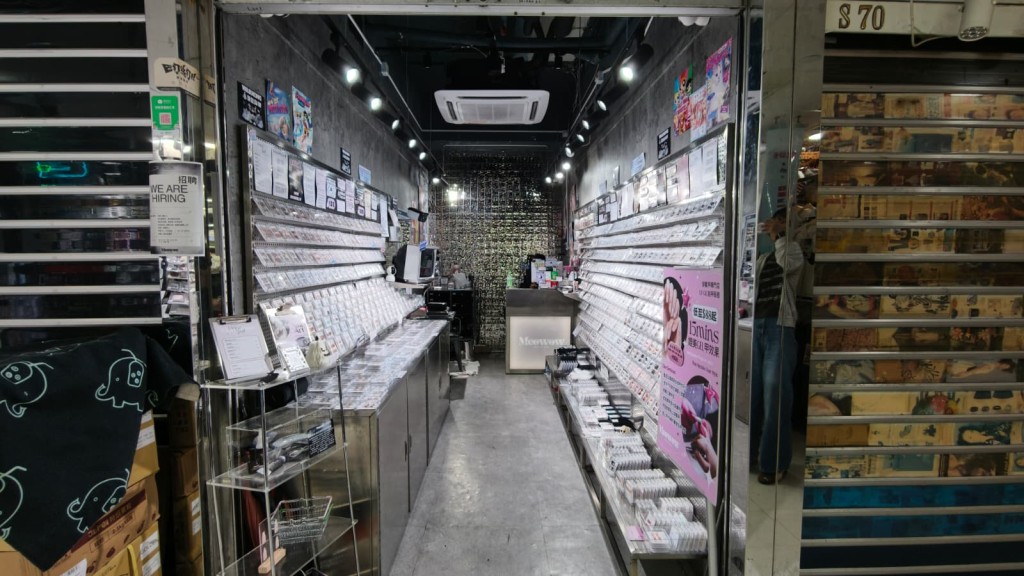 涉事穿戴甲專門店位於旺角中心2樓。 涉事穿戴甲專門店位於旺角中心2樓。