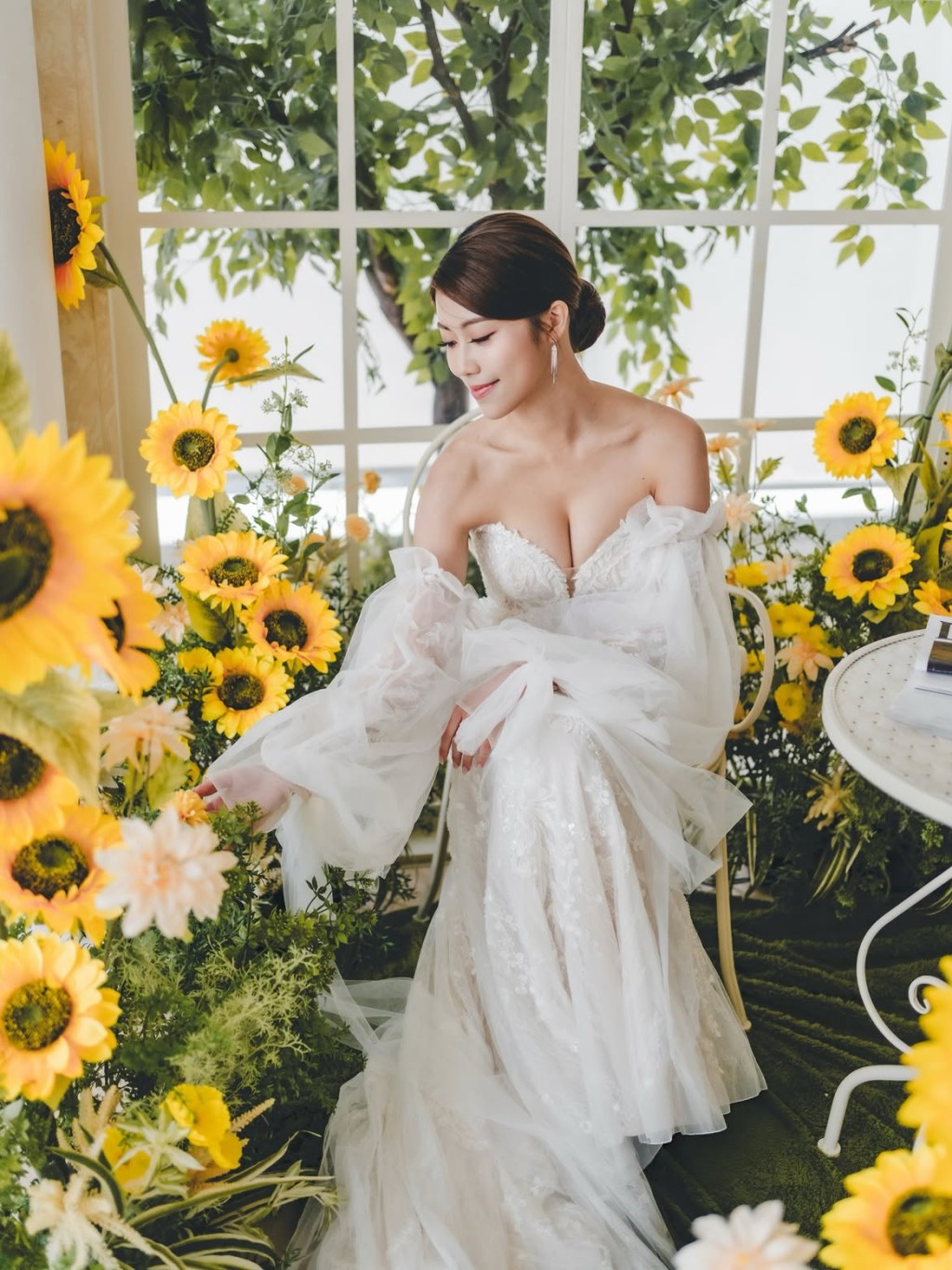 鍾翠詩穿上泡泡袖婚紗，散發出仙氣。