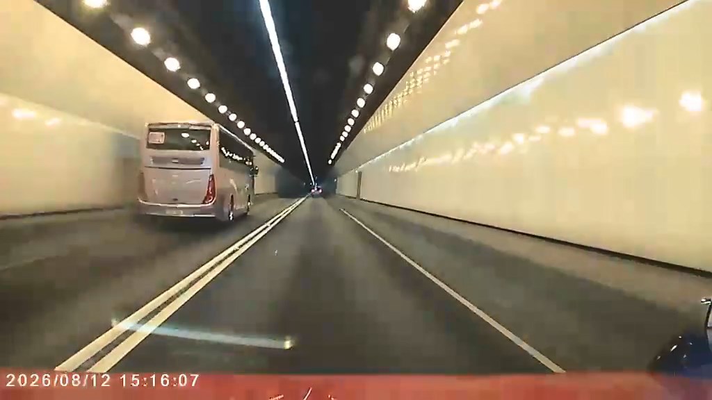 車身不停摩擦石壆冒起濃煙。網上片段截圖 車身不停摩擦石壆冒起濃煙。網上片段截圖