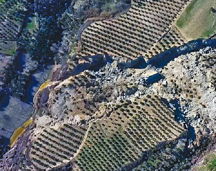 ■地震后，在土、叙交界撕裂出一条长达300公里的大裂缝。