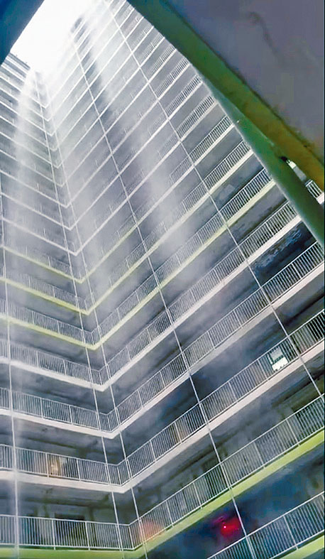 华生楼天台爆咸水管，大量咸水如瀑布泻下地面。