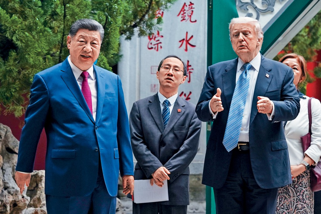 習近平昨日與特朗普在中南海園林散步賞景。