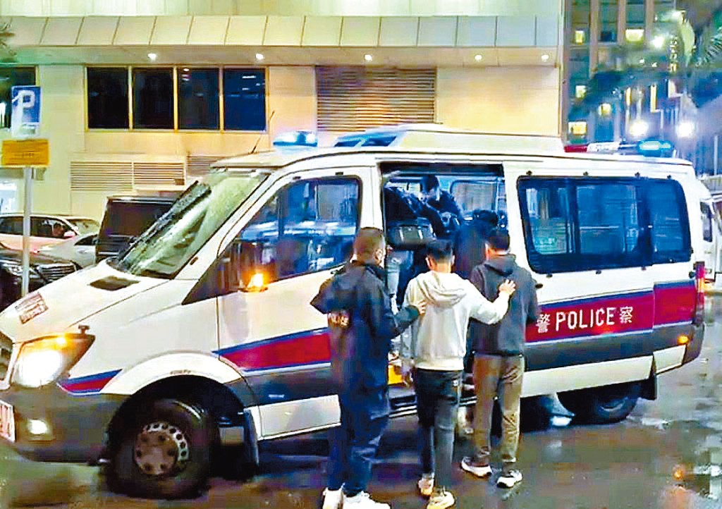 在尖沙嘴被捕的男女帶署扣查。