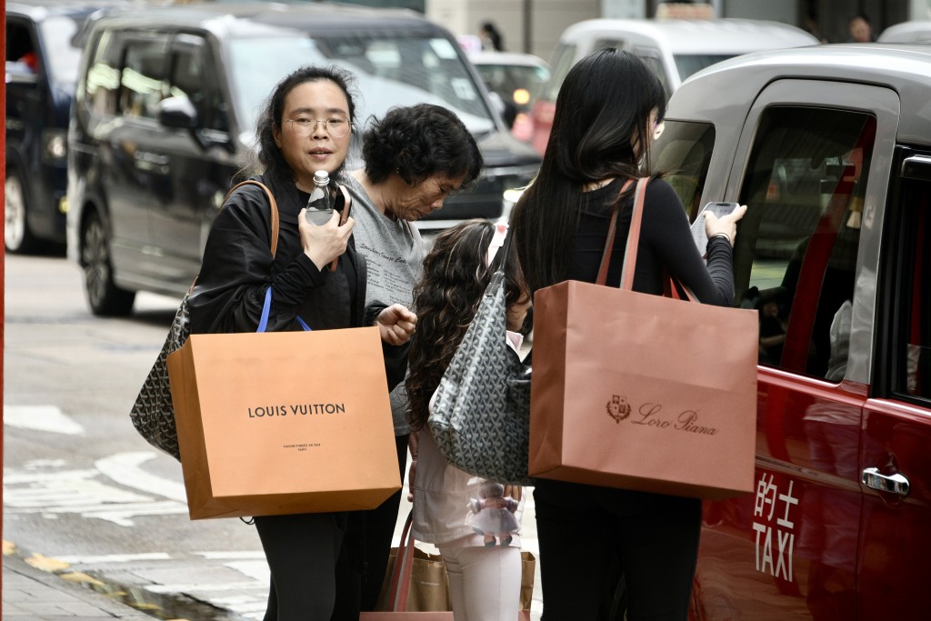 不少旅客提著「戰利品」滿載而歸。 不少旅客提著「戰利品」滿載而歸。