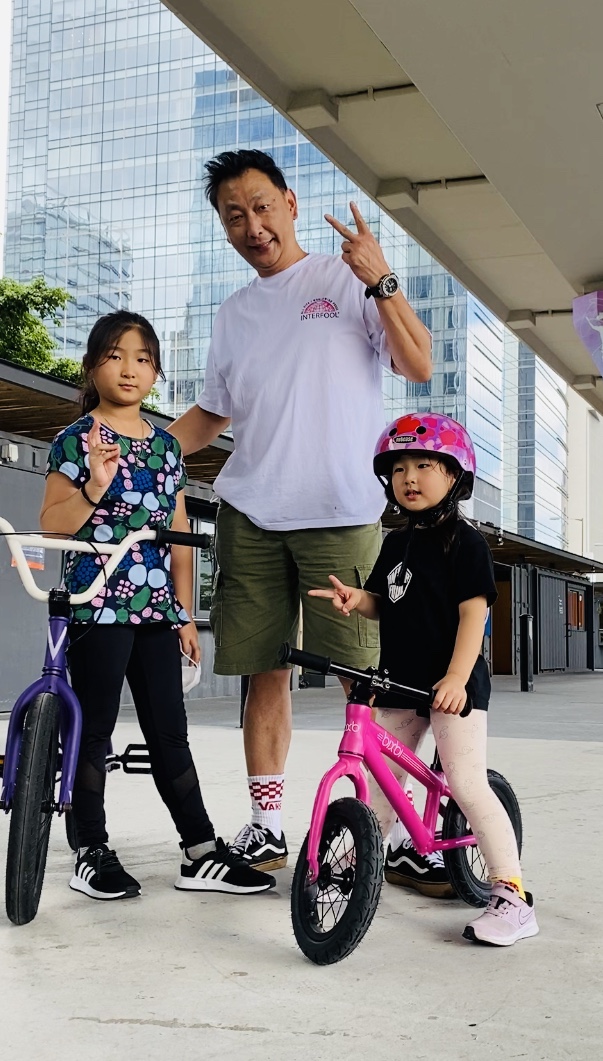 六叔(中)每逢假日也會陪女兒橦橦(左)和錡錡(右)玩BMX,見證兩姊妹慢慢成長。 六叔(中)每逢假日也會陪女兒橦橦(左)和錡錡(右)玩BMX,見證兩姊妹慢慢成長。