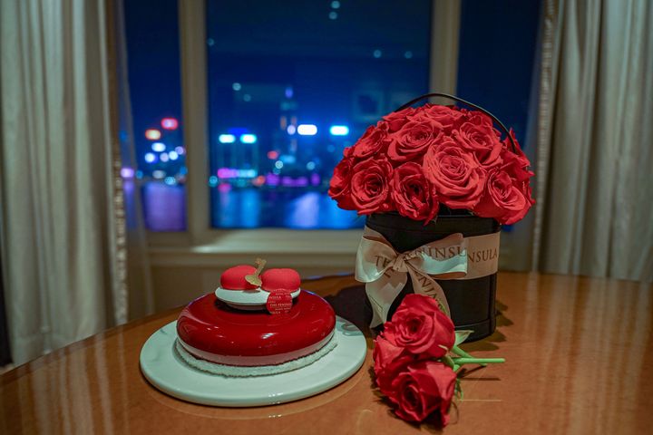 可加購由酒店花藝師精心設計的漂亮花束為摯愛送上浪漫驚喜。