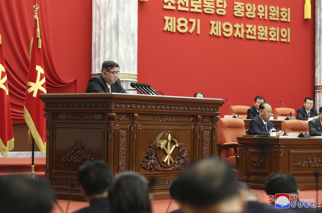 金正恩周三在執政勞動黨第8屆中央委員會第9次全體會議第2天議程上發表講話。美聯社
