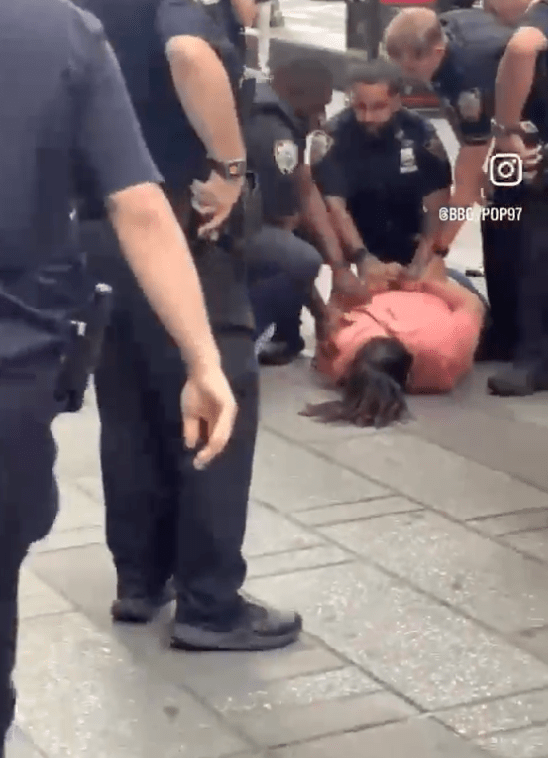 女疑犯送院後證實死亡。 女疑犯送院後證實死亡。