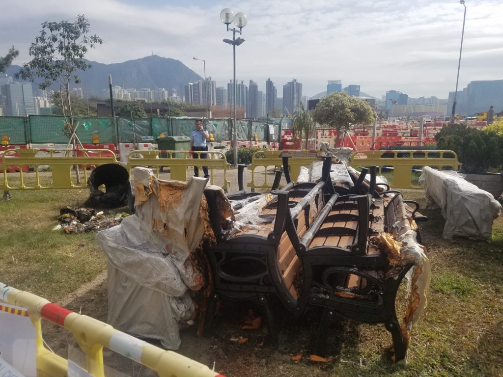 現場一批新長櫈被燒毀。 林思明攝