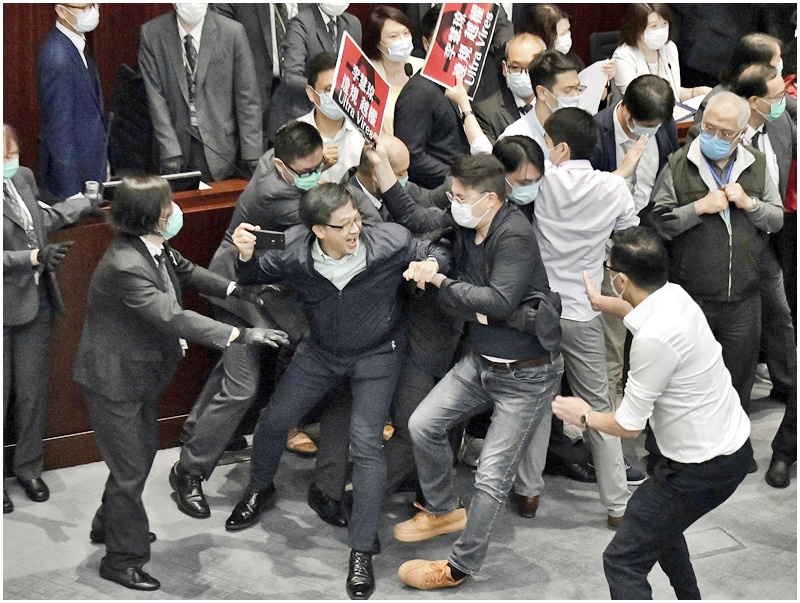 尹兆堅(啡鞋)。資料圖片