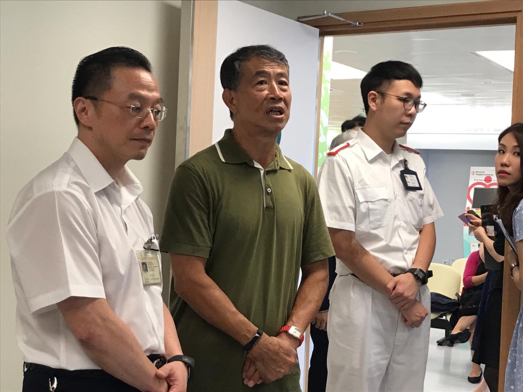 叶先生(中)在中心经过三次物理治疗。