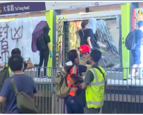 警員制止示威者。