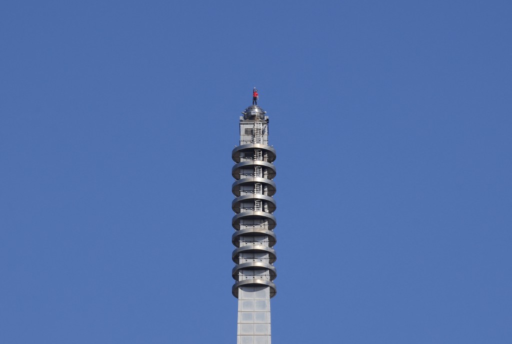 霍諾德徒手攀上台北101大樓塔頂。路透社