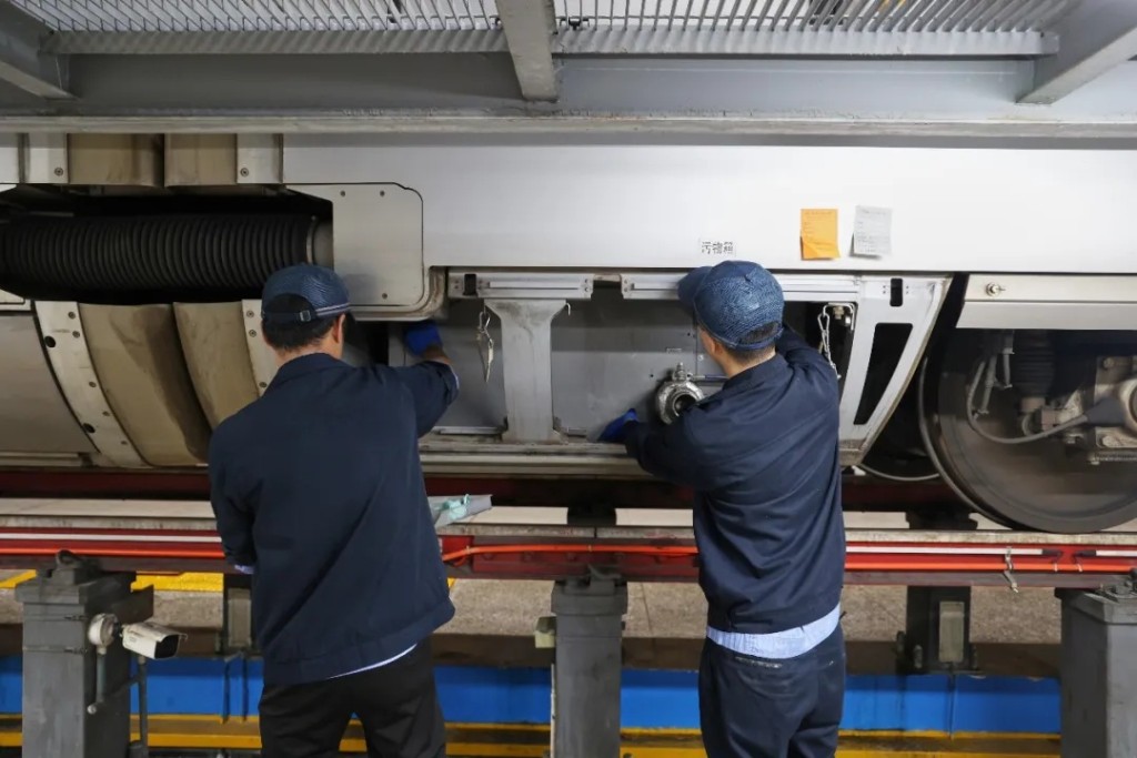 鍾女士的金鏈坐高鐵時跌入馬桶。 鍾女士的金鏈坐高鐵時跌入馬桶。