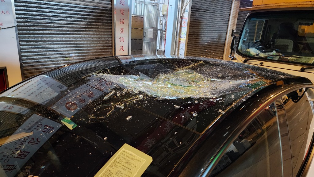 白色Tesla私家車天窗玻璃粉碎。