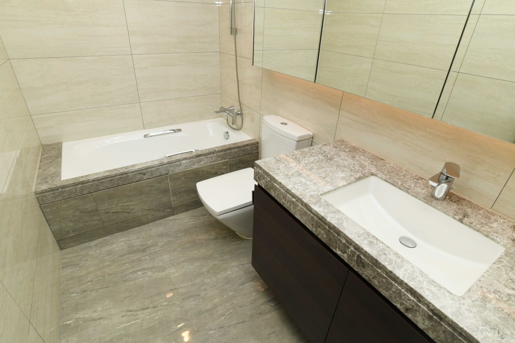 浴室以雲石裝潢，並有大鏡子。