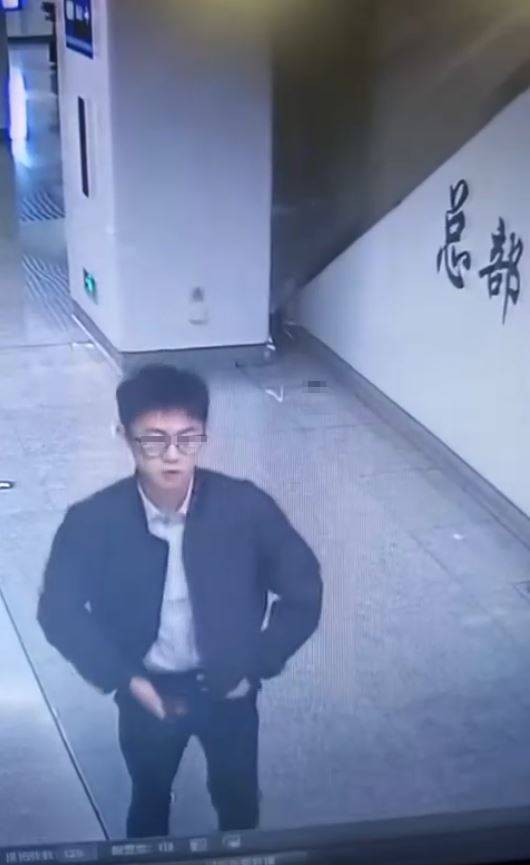 廣西地鐵有年輕男乘客在月台大便。