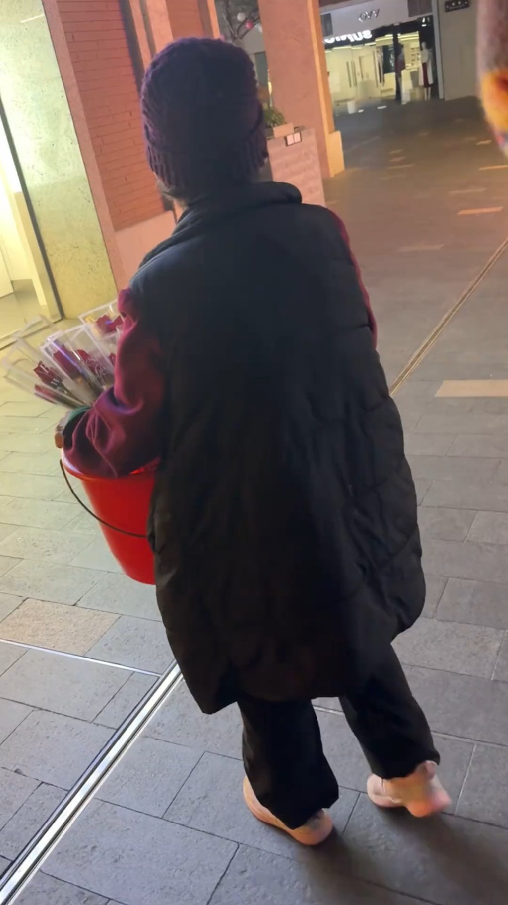 单眼婆婆在街头卖花，引起网络热议。抖音@李小小