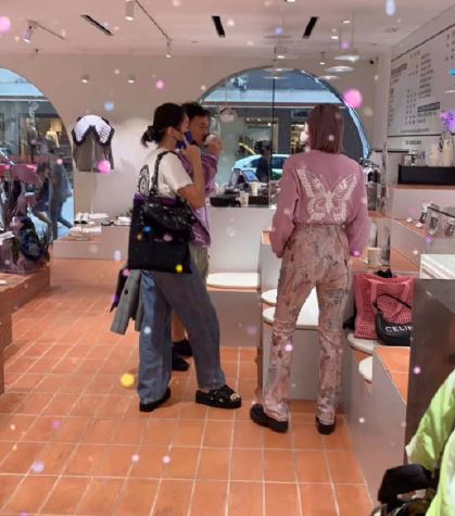 Eason嘆着咖啡跟阿徐（右）及女友人閒聊。