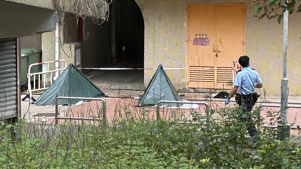 警員用帳篷遮蔽遺體，展開調查。