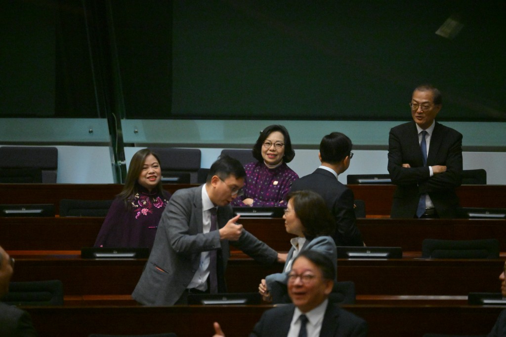 民政及青年事務局局長麥美娟亦穿上紫色外套。 民政及青年事務局局長麥美娟亦穿上紫色外套。