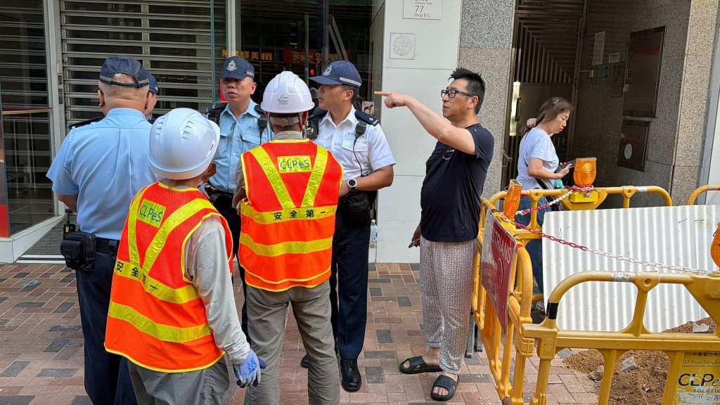 警方在場向工程人員了解情況。劉漢權攝