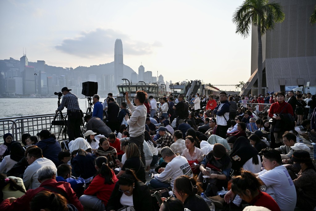 大批市民到维港两岸等睇初二烟花。苏正谦摄