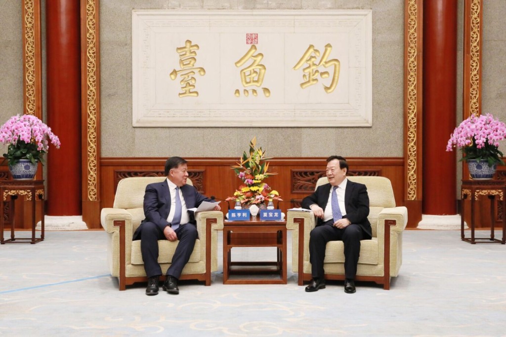 左起︰香港纺织业联会会长陈亨利、国务院港澳事务办公室主任夏宝龙。港澳办网站图片