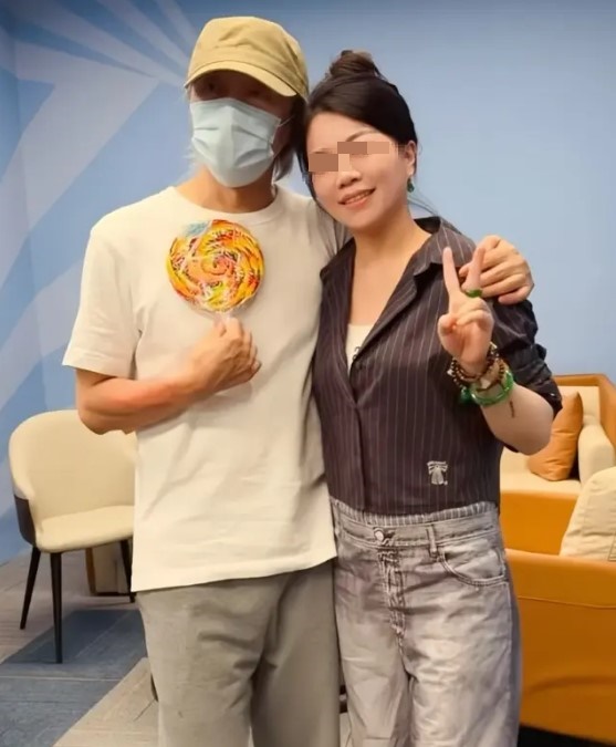 周星馳於酒局中和朋友親民合照。 周星馳於酒局中和朋友親民合照。