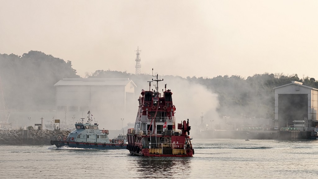 昂船洲政府船塢船隻起火 濃煙直捲半空