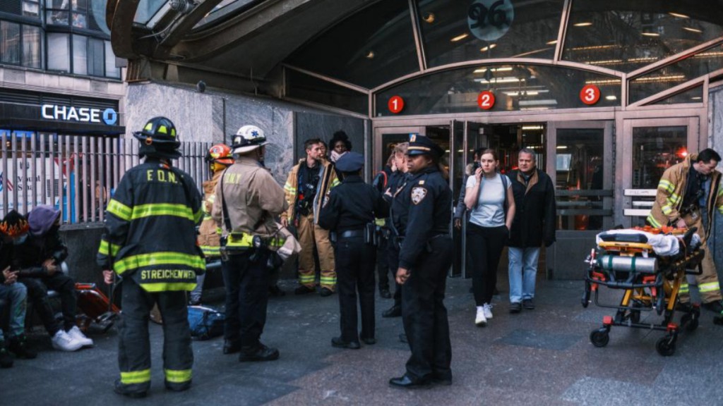 纽约救援人员到地铁站处理伤者。　美联社