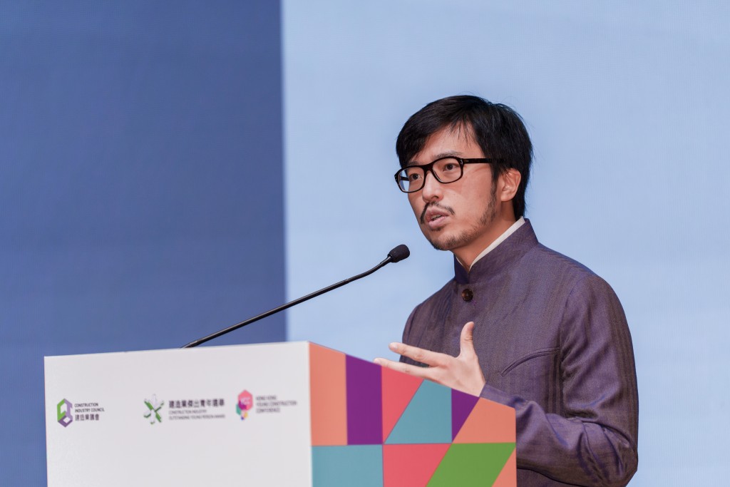 「一帶一路」專員何力治建築師分享香港在建築等領域的優勢,鼓勵年青人把握機遇,深化國際交往合作。 「一帶一路」專員何力治建築師分享香港在建築等領域的優勢,鼓勵年青人把握機遇,深化國際交往合作。