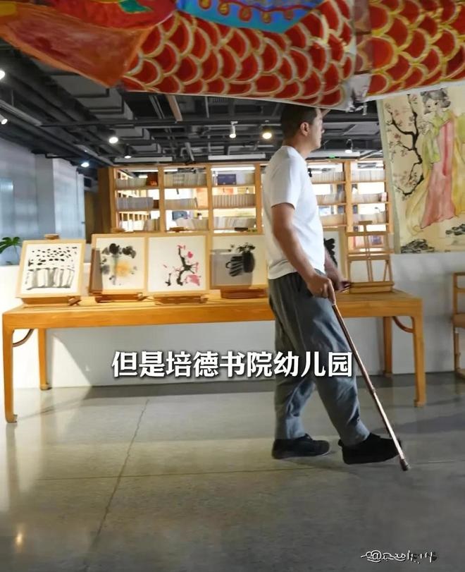 不過李亞鵬卻須撐柺杖,令人擔心其健康。 不過李亞鵬卻須撐柺杖,令人擔心其健康。