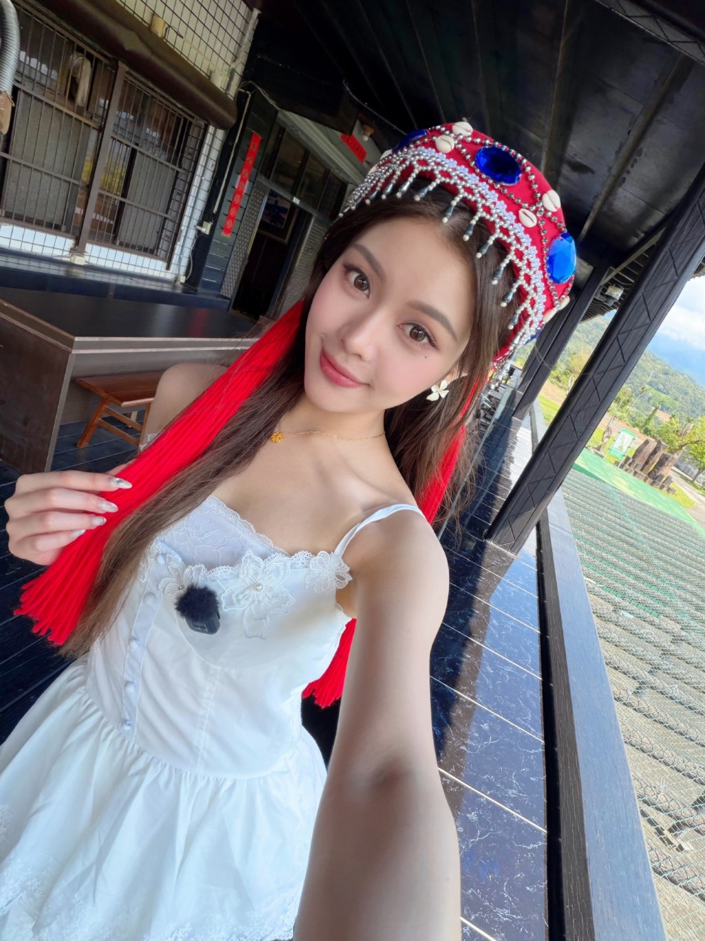 黃瀅仴近距離自拍,精緻的妝容一覽無遺。 黃瀅仴近距離自拍,精緻的妝容一覽無遺。