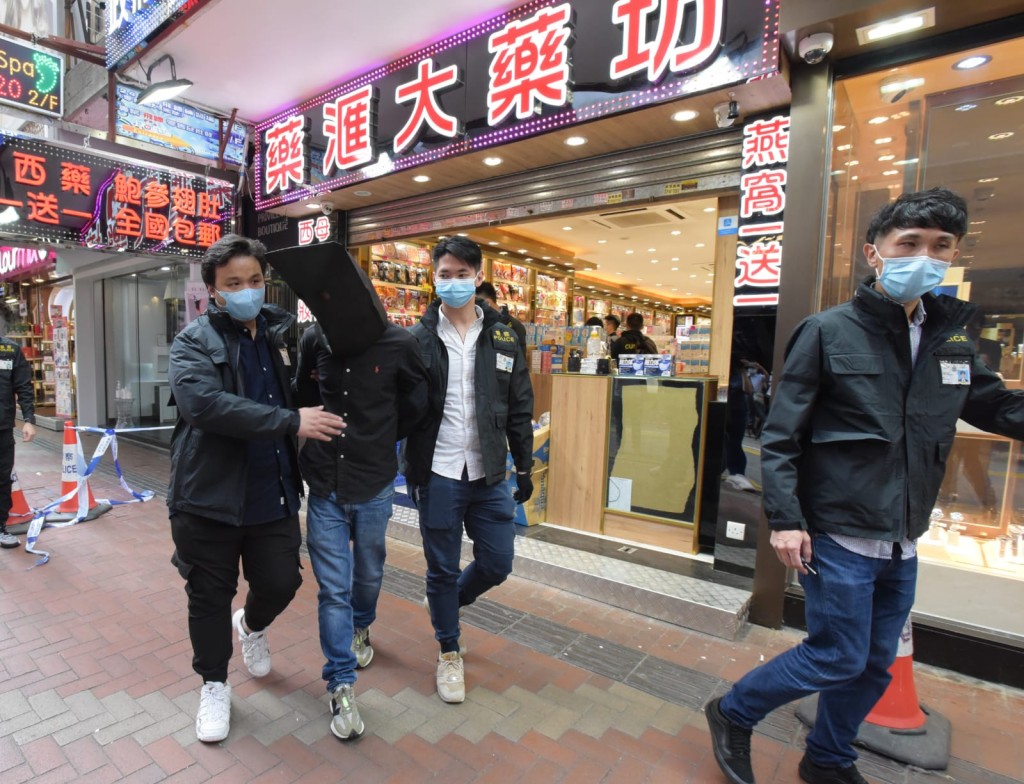 兩名男職員被帶走調查。