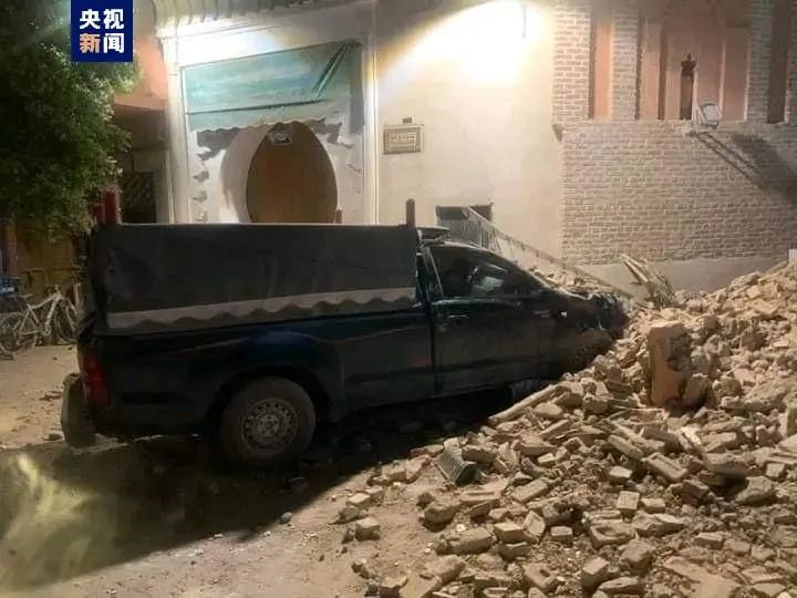 地震造成大量建築物損毀。央視截圖