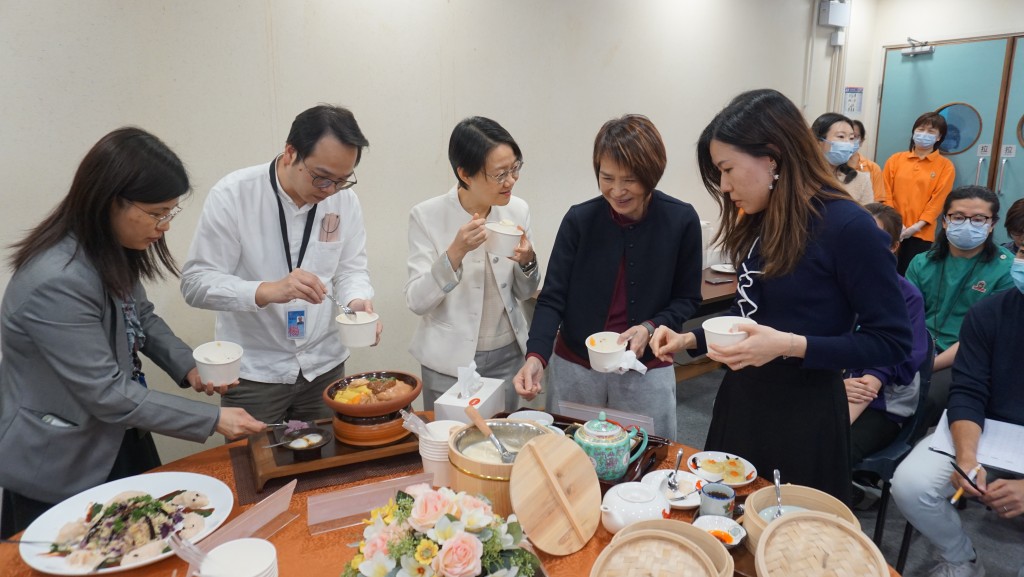 比賽現場設院舍主管評判試食環節，並由隊伍介紹作品特色與解構製作心思