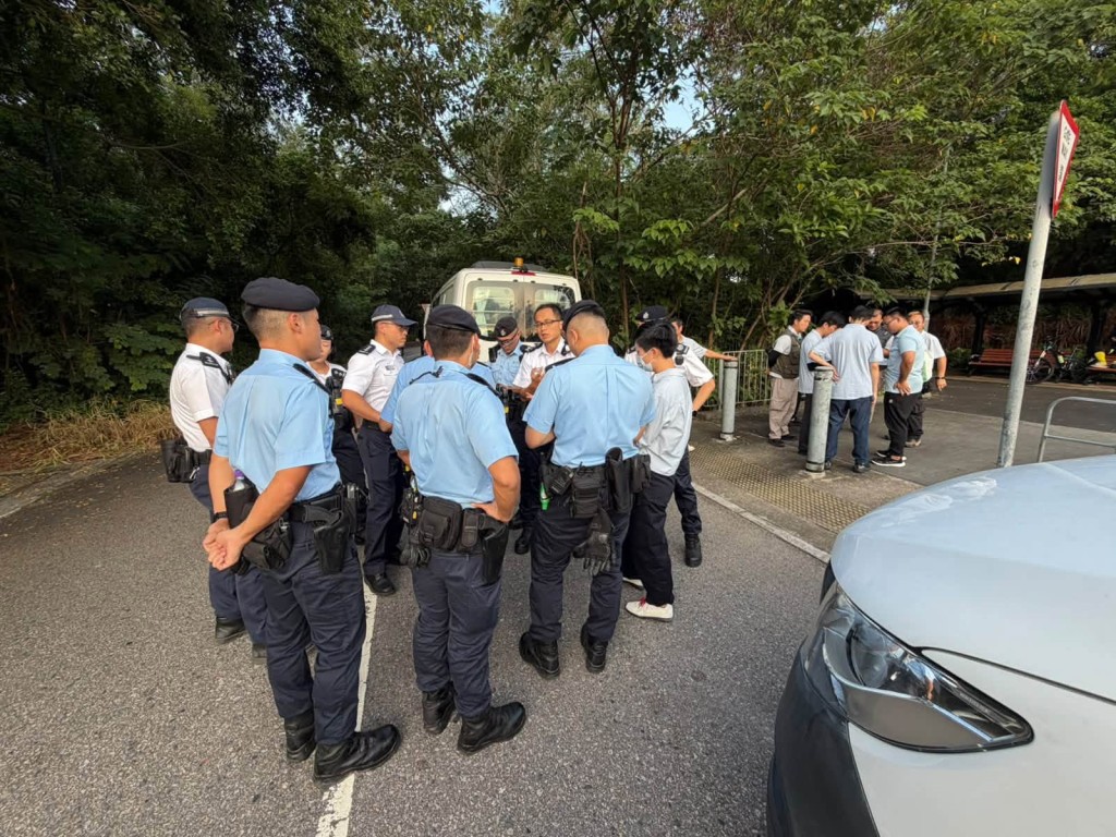 漁護署聯同警方派員在元朗壆圍南路、壆圍西路、攸壆路及錦壆路附近一帶進行聯合狗隻捕捉行動。漁護署fb圖片 漁護署聯同警方派員在元朗壆圍南路、壆圍西路、攸壆路及錦壆路附近一帶進行聯合狗隻捕捉行動。漁護署fb圖片