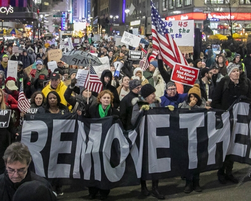 民眾紐約上街遊行集會促彈劾特朗普。AP圖